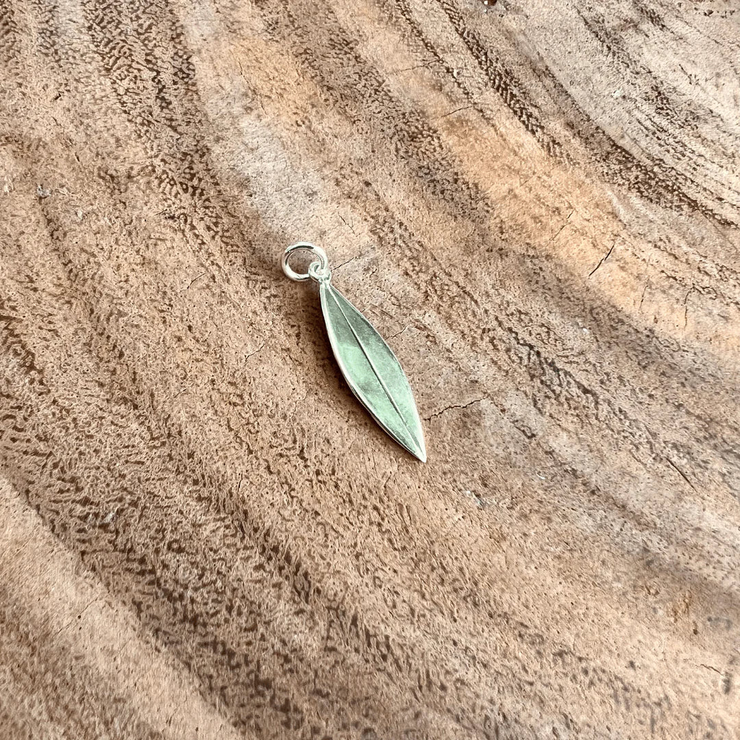 SILVER 1 LINE SURFBOARD NECKLACE